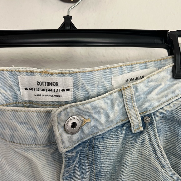 Two-tone Light Wash Cotton-On Mom Jeans - Picture 3 of 5